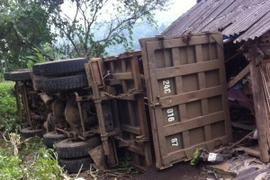 Hiện trường vụ lật xe. (Ảnh: Hương Thu/TTXVN)