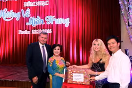 Ca sỹ Séc Gobi Gold thể hiện tấm lòng của một người Séc yêu quý Việt Nam. (Ảnh: Trần Quang Vinh/Vietnam+)