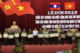 Trao Huân, Huy chương của Lào tặng quân tình nguyện Việt Nam