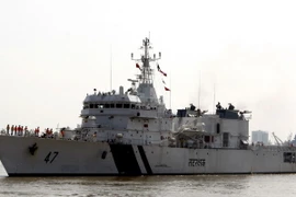 Tàu SAMRAT của Lực lượng Bảo vệ Ấn Độ trong chuyến thăm Việt Nam tháng 12/2012. (Ảnh: Thế Anh/TTXVN)