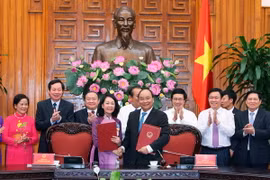 Thủ tưởng Nguyễn Xuân Phúc và Trưởng Ban Dân vận Trung ương Trương Thị Mai ký kết Chương trình phối hợp. (Ảnh: Thống Nhất/TTXVN)
