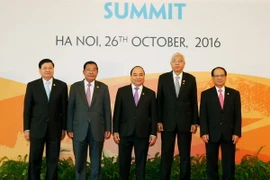 Thủ tướng Nguyễn Xuân Phúc chụp ảnh chung với các Trưởng đoàn. (Nguồn: TTXVN)