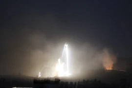 Khói và lửa bốc lên sau một cuộc không kích tại vị trí của phiến quân Houthi ở thủ đô Sanaa, Yemen ngày 19/9. (Nguồn: EPA/TTXVN)