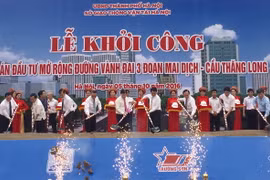 Các đại biểu thực hiện nghi lễ khởi công. (Ảnh: Nguyễn Thắng/TTXVN)