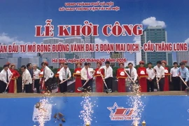 Các đại biểu thực hiện nghi lễ khởi công. (Ảnh: Nguyễn Thắng/TTXVN)