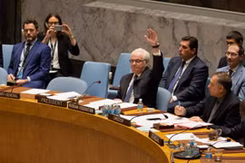 Đại sứ Nga tại LHQ Vitaly Churkin bỏ phiếu phủ quyết Nghị quyết của Pháp về vấn đề Syria. (Nguồn: AFP/TTXVN)