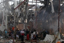 Lực lượng cứu hộ làm nhiệm vụ tại hiện trường sau vụ không kích của liên quân xuống Sanaa ngày 8/10. (Nguồn: AFP/ TTXVN)