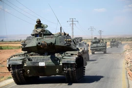 Xe tăng của quân đội Thổ Nhĩ Kỳ trong chiến dịch truy quét phiến quân IS gần làng al-Waqf của Syria. (Nguồn: AFP/TTXVN)