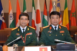 Thượng tướng Võ Văn Tuấn (phải), Phó Tổng Tham mưu trưởng Quân đội nhân dân Việt Nam, tại hội nghị. (Ảnh: Bích Hà/TTXVN)