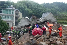 Lực lượng cứu hộ nỗ lực tìm kiếm nạn nhân vụ lở đất ở làng Sucun, huyện Toại Xương, Chiết Giang, Trung Quốc. (Nguồn: AFP/TTXVN)