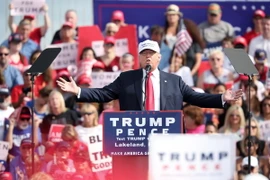 Ứng viên Donald Trump phát biểu trong cuộc vận động tranh cử tại Lakeland, bang Florida (Mỹ). (Nguồn: AFP/TTXVN)