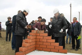 Lãnh đạo Sứ quán, tỉnh Kaluga và TH True Milk đặt gạch khởi công dự án. (Ảnh: Dương Trí/Vietnam+)