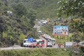 Hà Giang: Đường lên Cao nguyên đá Đồng Văn tắc cứng hàng chục giờ