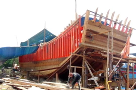 Cải hoán, nâng cấp tàu cá. (Ảnh: Nguyên Lý/TTXVN)