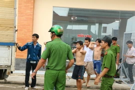 Các đối tượng nghiện ma túy bỏ trốn bị lực lượng chức năng Đồng Nai đưa trở lại cơ sở điều trị. (Ảnh: Sỹ Tuyên/TTXVN)