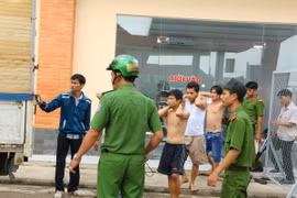 Các đối tượng nghiện ma túy bỏ trốn bị lực lượng chức năng Đồng Nai đưa trở lại cơ sở điều trị. (Ảnh: Sỹ Tuyên/TTXVN)