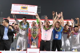 Đội Hà Nội T&T vui mừng với chức vô địch V-League 2016. (Ảnh: Quốc Khánh/TTXVN)