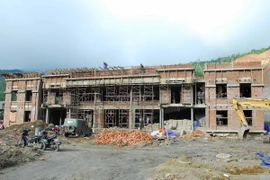 Thi công tại công trường thuộc dự án tái định cư thủy điện Sơn La. (Ảnh: Xuân Tư/TTXVN)