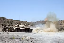 Lực lượng ủng hộ Chính phủ Yemen trong cuộc giao tranh với lực lượng Houthi tại Sharija, khu vực giáp ranh giữa tỉnh Taez và Lahj. (Nguồn: AFP/TTXVN)