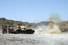 Lực lượng ủng hộ Chính phủ Yemen trong cuộc giao tranh với lực lượng Houthi tại Sharija, khu vực giáp ranh giữa tỉnh Taez và Lahj. (Nguồn: AFP/TTXVN)