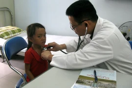 Bác sỹ khám sàng lọc bệnh tim cho trẻ dưới 16 tuổi. (Ảnh: ​Xuân Triệu/TTXVN)