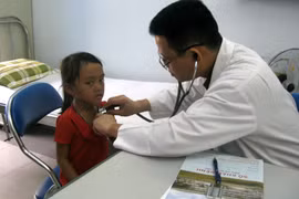 Bác sỹ khám sàng lọc bệnh tim cho trẻ dưới 16 tuổi. (Ảnh: ​Xuân Triệu/TTXVN)