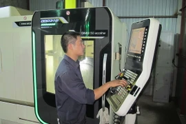 Công ty TNHH Cơ điện Ninh Bình áp dụng khoa học công nghệ tiên tiến vào sản xuất kinh doanh. (Ảnh: Ninh Đức Phương/TTXVN)