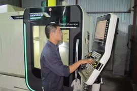Công ty TNHH Cơ điện Ninh Bình áp dụng khoa học công nghệ tiên tiến vào sản xuất kinh doanh. (Ảnh: Ninh Đức Phương/TTXVN)