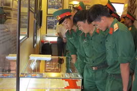 Các chiến sỹ Bộ tư lệnh Quân đoàn 3 tham quan triển lãm. (Ảnh: Văn Thông/TTXVN)