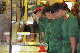 Các chiến sỹ Bộ tư lệnh Quân đoàn 3 tham quan triển lãm. (Ảnh: Văn Thông/TTXVN)