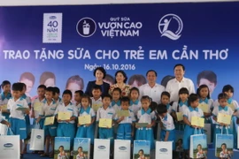 Chủ tịch Quốc Hội Nguyễn Thị Kim Ngân trao tặng sữa cho trẻ em thành phố Cần Thơ. (Ảnh: Ngọc Thiện/TTXVN)
