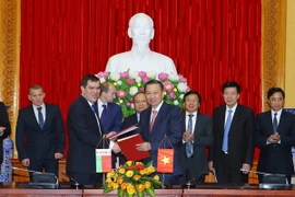 Bộ trưởng Bộ Công an Tô Lâm và Chủ tịch Ủy ban An ninh Quốc gia Belarus Vakulchik Valery ký thỏa thuận hợp tác giữa hai bên. (Ảnh: Doãn Tấn/TTXVN)