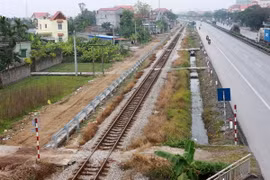 Đường ngang tự phát do dân mở để đi qua đường sắt. (Ảnh: Lâm Khánh/TTXVN)