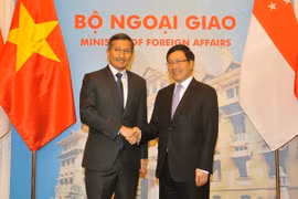 Phó Thủ tướng, Bộ trưởng Ngoại giao Phạm Bình Minh đón và hội đàm với Bộ trưởng Ngoại giao Cộng hòa Singapore Vivian Balakrishnan. (Ảnh: Nguyễn Khang/TTXVN)