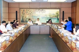 Đoàn đại biểu Quốc hội thành phố Hà Nội thảo luận tại tổ. (Ảnh: Phạm Kiên/TTXVN)