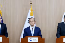 (Từ trái sang) Thứ trưởng Ngoại giao Mỹ Antony Blinken, Thứ trưởng Ngoại giao Hàn Quốc Lim Sung-nam và Thứ trưởng Ngoại giao Nhật Bản Shinsuke Sugiyama tại một cuộc họp báo ở Seoul, Hàn Quốc. (Nguồn: EPA/TTXVN)