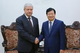 Phó Thủ tướng Trịnh Đình Dũng tiếp Phó Thủ tướng Belarus Vladimir Semashko. (Ảnh: Phương Hoa/TTXVN)