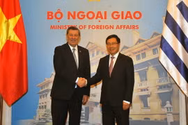 Phó Thủ tướng, Bộ trưởng Ngoại giao Phạm Bình Minh đón và hội đàm với Bộ trưởng Ngoại giao Đông Uruguay Rodolfo Ninnovoa. (Ảnh: Nguyễn Khang/TTXVN)