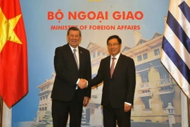 Phó Thủ tướng, Bộ trưởng Ngoại giao Phạm Bình Minh đón và hội đàm với Bộ trưởng Ngoại giao Đông Uruguay Rodolfo Ninnovoa. (Ảnh: Nguyễn Khang/TTXVN)