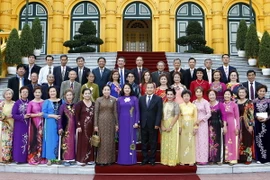 Phó Chủ tịch nước Đặng Thị Ngọc Thịnh chụp ảnh chung với các đại biểu. (Ảnh: Doãn Tấn/TTXVN) 