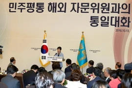 Tổng thống Hàn Quốc Park Geun-hye (giữa) trong một cuộc họp ở thủ đô Seoul. (Nguồn: EPA/TTXVN)