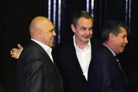 Thư ký điều hành MUD Jesus Torrealba (trái) tại cuộc đối thoại ở Caracas ngày 30/10. (Nguồn: AFP/TTXVN)