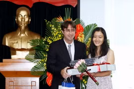 Giám đốc Văn phòng khu vực châu Á-Thái Bình Dương của OIF Eric-Normand Thibeault trao giải Nhất cho thí sinh Vương Bạch Liên. (Ảnh: An Đăng/TTXVN)
