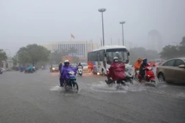 Ngập lụt trên đường Hà Nội (khu vực vòng xoay ngã 6, trung tâm thành phố Huế). (Ảnh: Hồ Cầu/TTXVN)