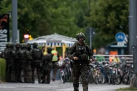 Cảnh sát Đức làm nhiệm vụ tại khu vực xung quanh một trung tâm thương mại ở Munich. (Nguồn: AFP/TTXVN)