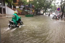 Ngập lụt trên tuyến đường Bến Nghé, thành phố Huế. (Ảnh: Hồ Cầu/TTXVN)