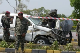 Lực lượng an ninh Pakistan điều tra tại hiện trường một vụ đánh bom. (Nguồn: AFP/TTXVN)