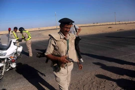 Cảnh sát Ai Cập gác trên một tuyến đường ở phía nam thủ đô Cairo. (Nguồn: THX/TTXVN)