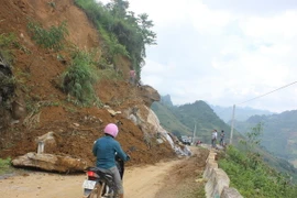 Sạt lở đất trên Quốc lộ 4D. (Ảnh: Hồng Ninh/TTXVN)