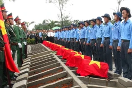 Quang cảnh lễ truy điệu và an táng hài cốt các liệt sỹ. (Ảnh: Chương Đài/TTXVN)